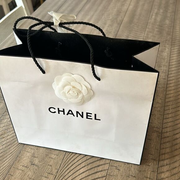 Small Chanel 🇫🇷 Shopping 🛍️ Bag 💼 Channel ribbon 🎀 tied to braided handle. - Picture 11 of 17